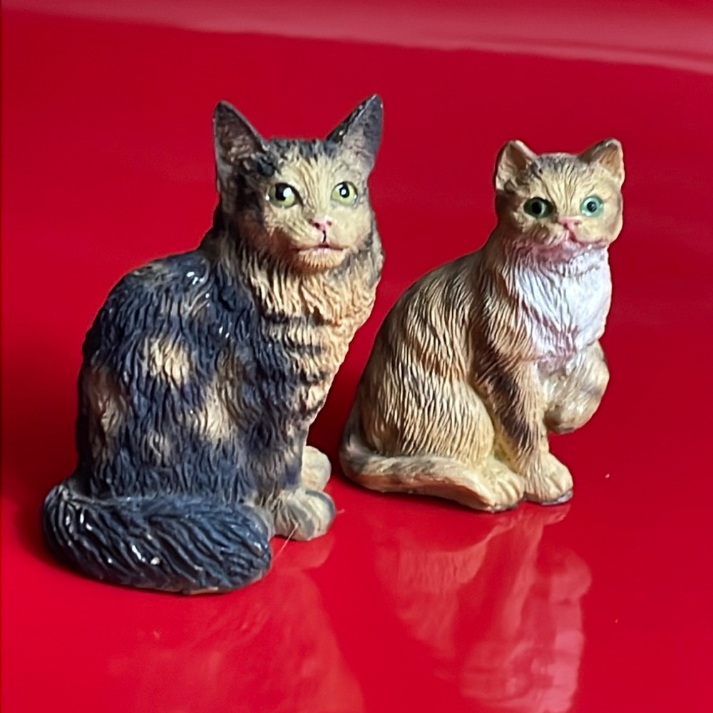 Pair Vintage Striped Kitty Cat Figurines Sitting 
90s Kitten Black and‎ Brown